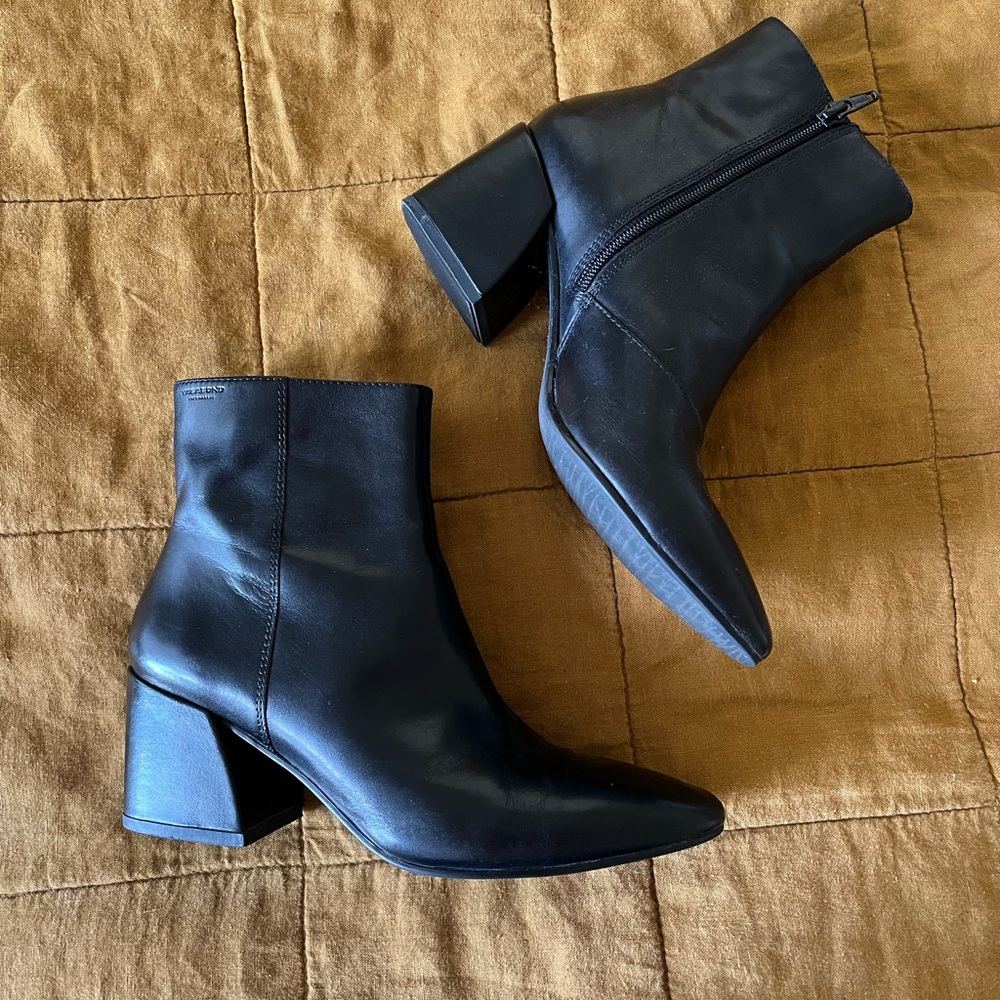 Vagabond ankle black leather boots